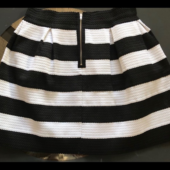 ❌SOLD❌ 🎉B&W Pleated Skirt ❤️ - Picture 4 of 9